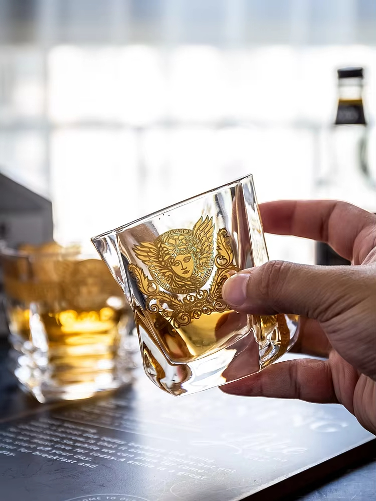 Medusa Gold Head Painted Whisk - Whisky Beer And Wine recension och pris